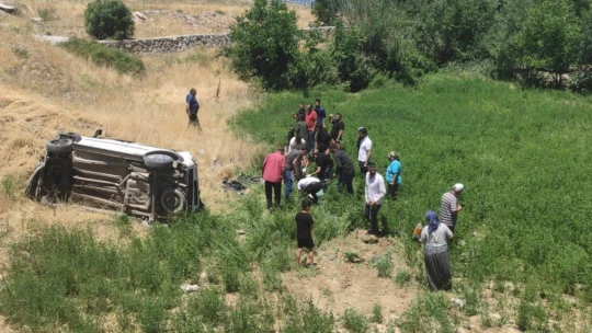 Malatya'da şarampole uçan araçta can pazarı: 2'si ağır 6 yaralı