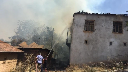 Malatya'da şiddetli rüzgar çatı uçurdu, yangına neden oldu