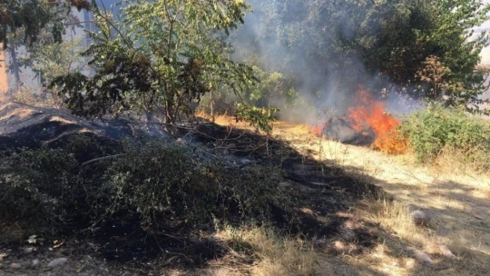 Malatya'da şiddetli rüzgar çatı uçurdu, yangına neden oldu