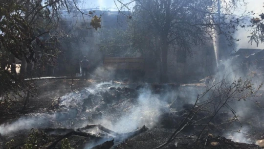 Malatya'da şiddetli rüzgar çatı uçurdu, yangına neden oldu