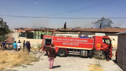 Malatya'da şiddetli rüzgar çatı uçurdu, yangına neden oldu