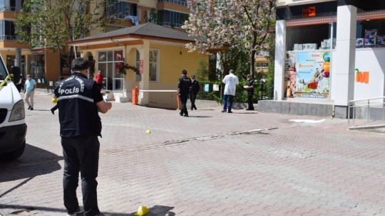 Sitede bıçaklı-silahlı kavga