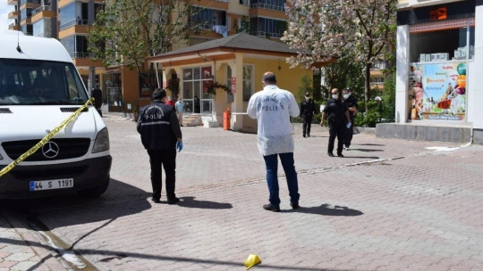 Sitede bıçaklı-silahlı kavga