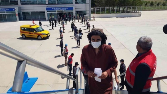 Malatya'da son 3 günde 908 düzensiz göçmen ülkelerine gönderildi