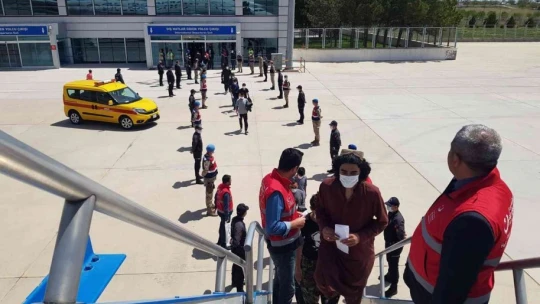 Malatya'da son 3 günde 908 düzensiz göçmen ülkelerine gönderildi