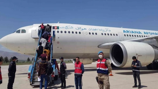 Malatya'da son 3 günde 908 düzensiz göçmen ülkelerine gönderildi