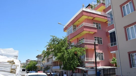 Malatya'da terastan düşen kadın ağır yaralandı