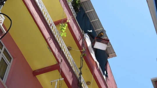 Malatya'da terastan düşen kadın ağır yaralandı