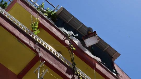 Malatya'da terastan düşen kadın ağır yaralandı