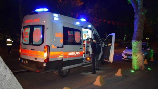 Malatya'da ticari araç yan yattı, sürücü araçta sıkıştı