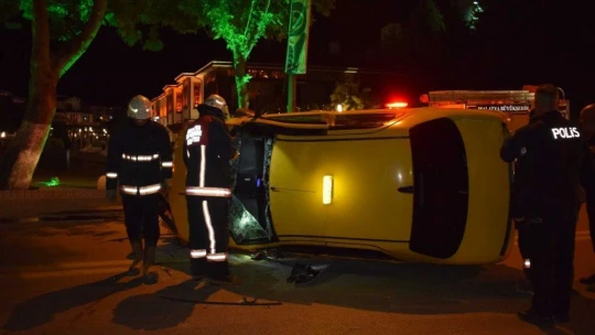 Malatya'da ticari araç yan yattı, sürücü araçta sıkıştı