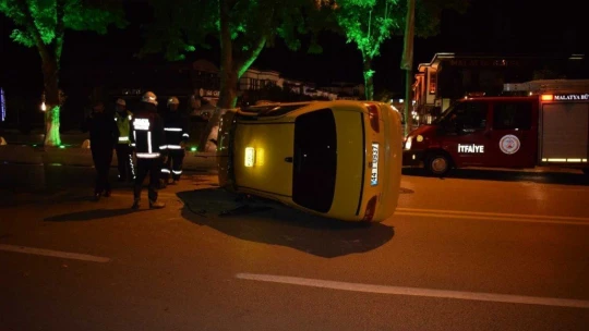 Malatya'da ticari araç yan yattı, sürücü araçta sıkıştı