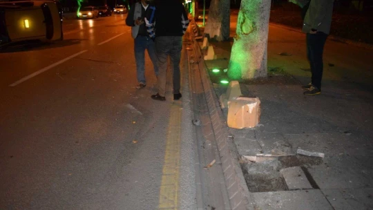 Malatya'da ticari araç yan yattı, sürücü araçta sıkıştı