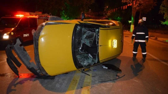 Malatya'da ticari araç yan yattı, sürücü araçta sıkıştı