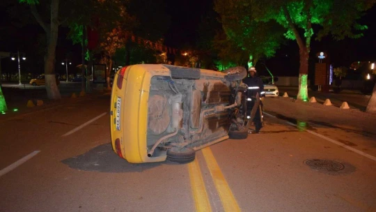 Malatya'da ticari araç yan yattı, sürücü araçta sıkıştı