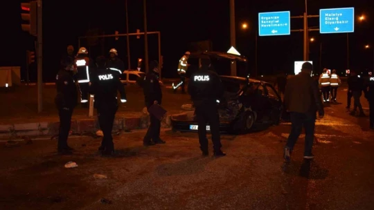 Malatya'da tır otomobili biçti: 1'i ağır 3 yaralı