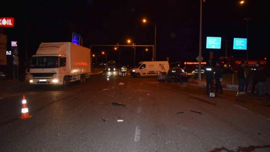 Malatya'da tır otomobili biçti: 1'i ağır 3 yaralı