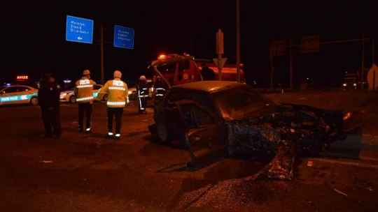 Malatya'da tır otomobili biçti: 1'i ağır 3 yaralı