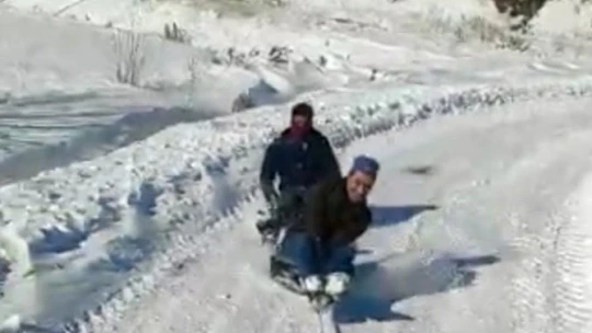 Malatya'da traktör arkasında karda sörf