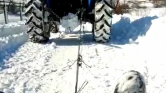 Malatya'da traktör arkasında karda sörf