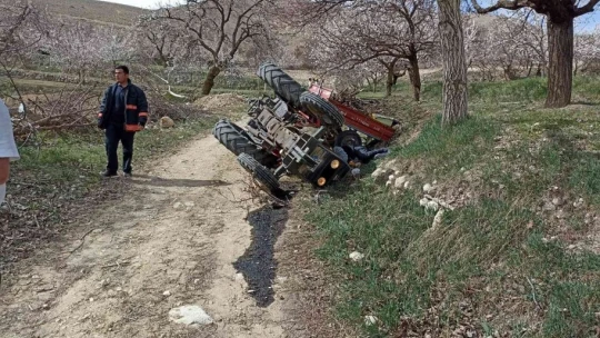 Malatya'da traktör devrildi: 1 ölü, 1 yaralı
