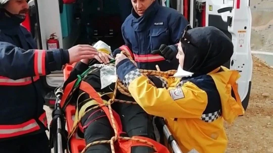 Malatya'da uçuruma yuvarlanan genç yaralandı