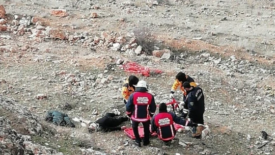 Malatya'da uçuruma yuvarlanan genç yaralandı