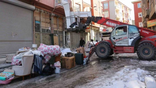 Malatya'da vatandaşlar hasarlı binalardan eşyalarını taşımaya başladı