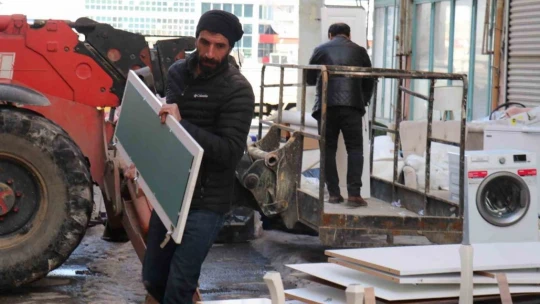 Malatya'da vatandaşlar hasarlı binalardan eşyalarını taşımaya başladı