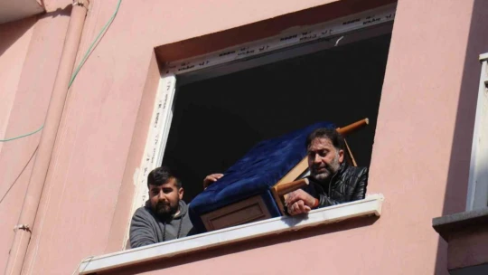 Malatya'da vatandaşlar hasarlı binalardan eşyalarını taşımaya başladı