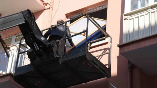 Malatya'da vatandaşlar hasarlı binalardan eşyalarını taşımaya başladı