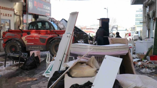 Malatya'da vatandaşlar hasarlı binalardan eşyalarını taşımaya başladı