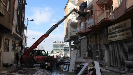 Malatya'da vatandaşlar hasarlı binalardan eşyalarını taşımaya başladı