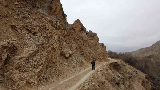 Malatya'da yağış sonrası göçen yol tehlike saçıyor