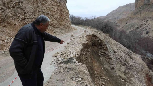 Malatya'da yağış sonrası göçen yol tehlike saçıyor
