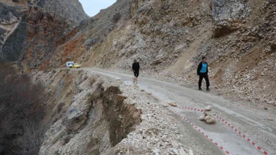 Malatya'da yağış sonrası göçen yol tehlike saçıyor