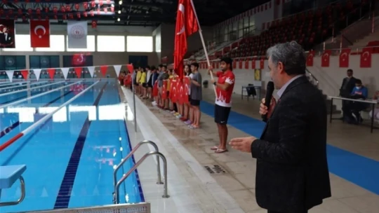 Malatya'da yeni yapılan havuzda ilk yüzme müsabakası yapıldı