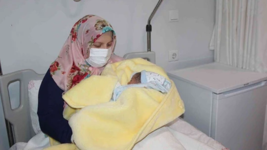 Malatya'da yeni yılın ilk bebeği 'Furkan'