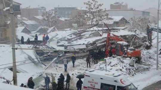 Malatya'da yoğun kar altında arama kurtarma çalışmaları sürüyor