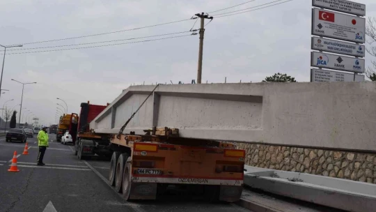 Malatya'da yola düşen dev beton makas trafiği felç etti