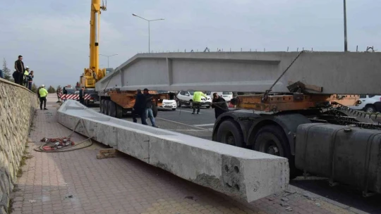 Malatya'da yola düşen dev beton makas trafiği felç etti