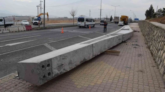 Malatya'da yola düşen dev beton makas trafiği felç etti