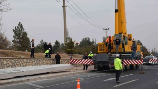 Malatya'da yola düşen dev beton makas trafiği felç etti