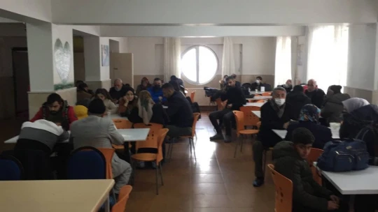 Malatya'da yolda kalan vatandaşlar yurtta ağırlanıyor