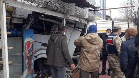 Malatya'da yoldan çıkan tır iş yerine girdi: 4 yaralı