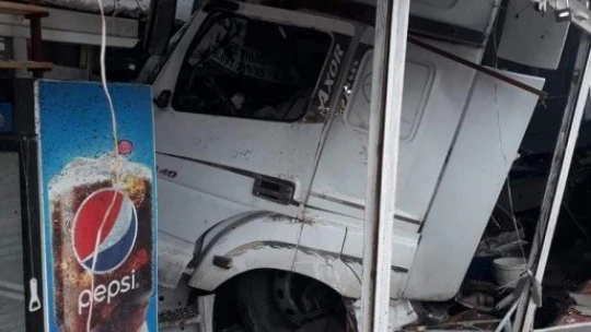 Malatya'da yoldan çıkan tır iş yerine girdi: 4 yaralı