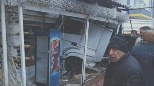 Malatya'da yoldan çıkan tır iş yerine girdi: 4 yaralı