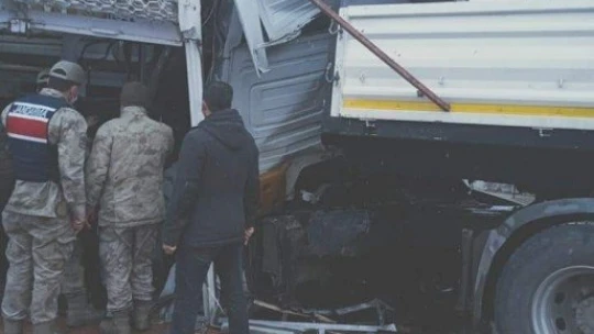 Malatya'da yoldan çıkan tır iş yerine girdi: 4 yaralı