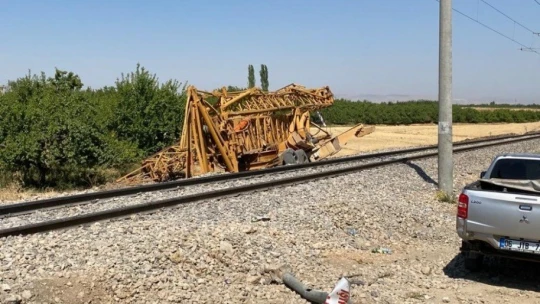 Malatya'da yük treni hemzemin geçitte tıra çarptı