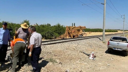 Malatya'da yük treni hemzemin geçitte tıra çarptı